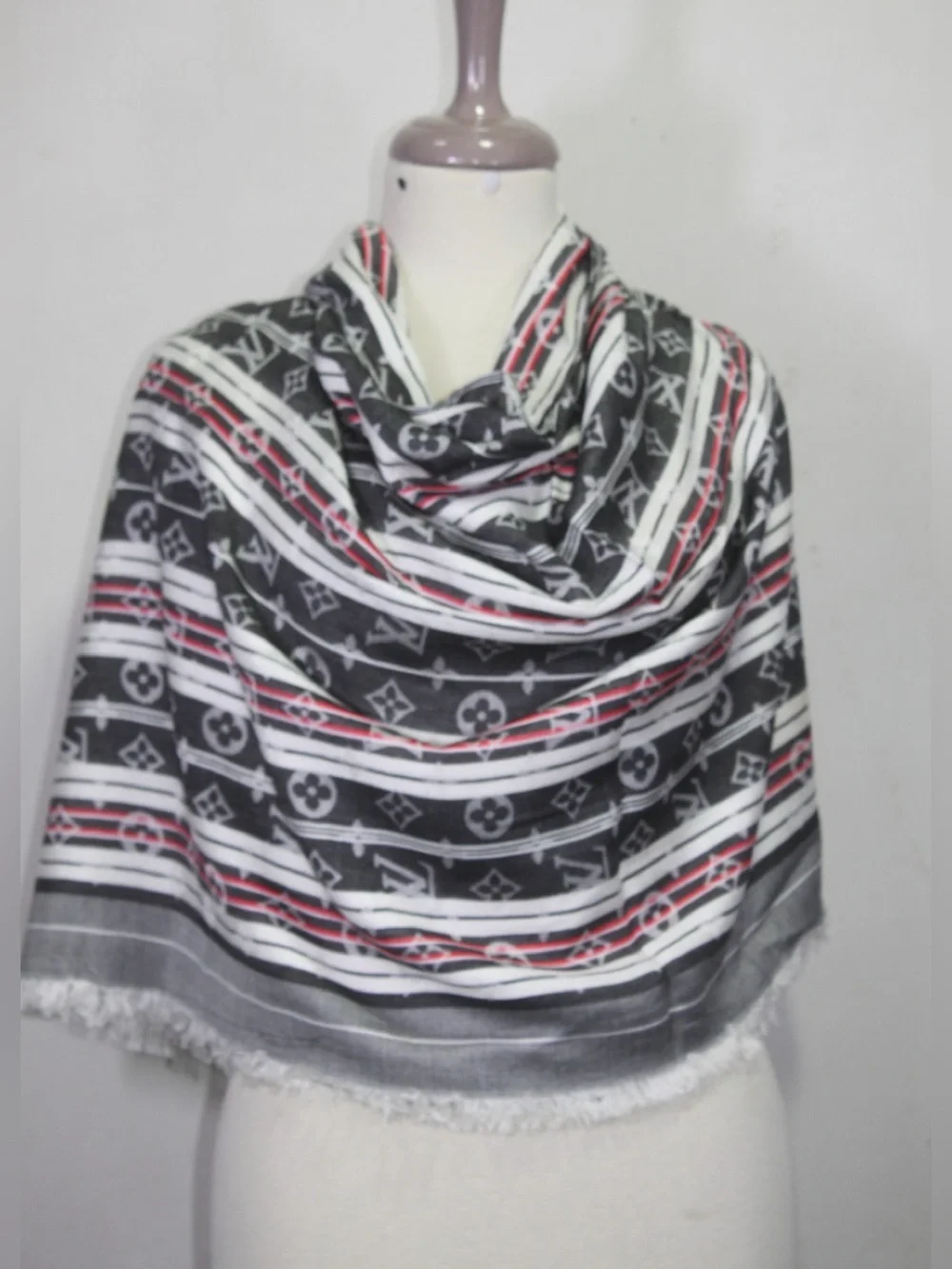Authentic Louis Vuitton Shawl Stole 50% Silk 20% Wool Wrap Used
